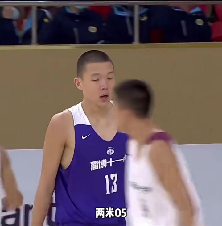 天赋尽显杨瀚森在淄博十一中时已经展现了超凡的防守和传球能力