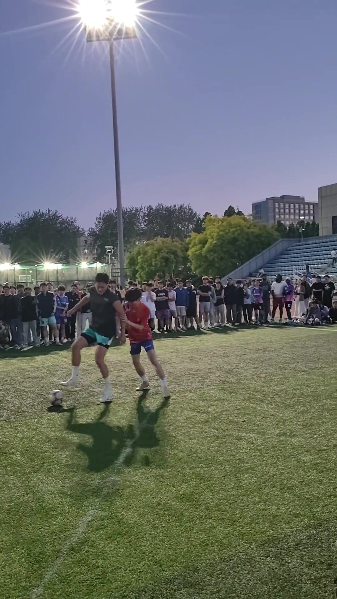 杨政把背打带到了足球场上