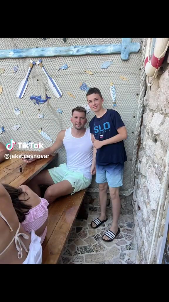 小球迷找到东契奇合影东子瘦下来真帅