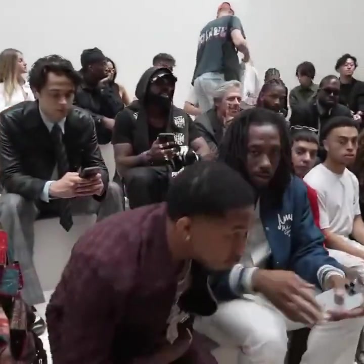 小卡参加巴黎时装秀 这狂野的发型乍一看以为贝弗利