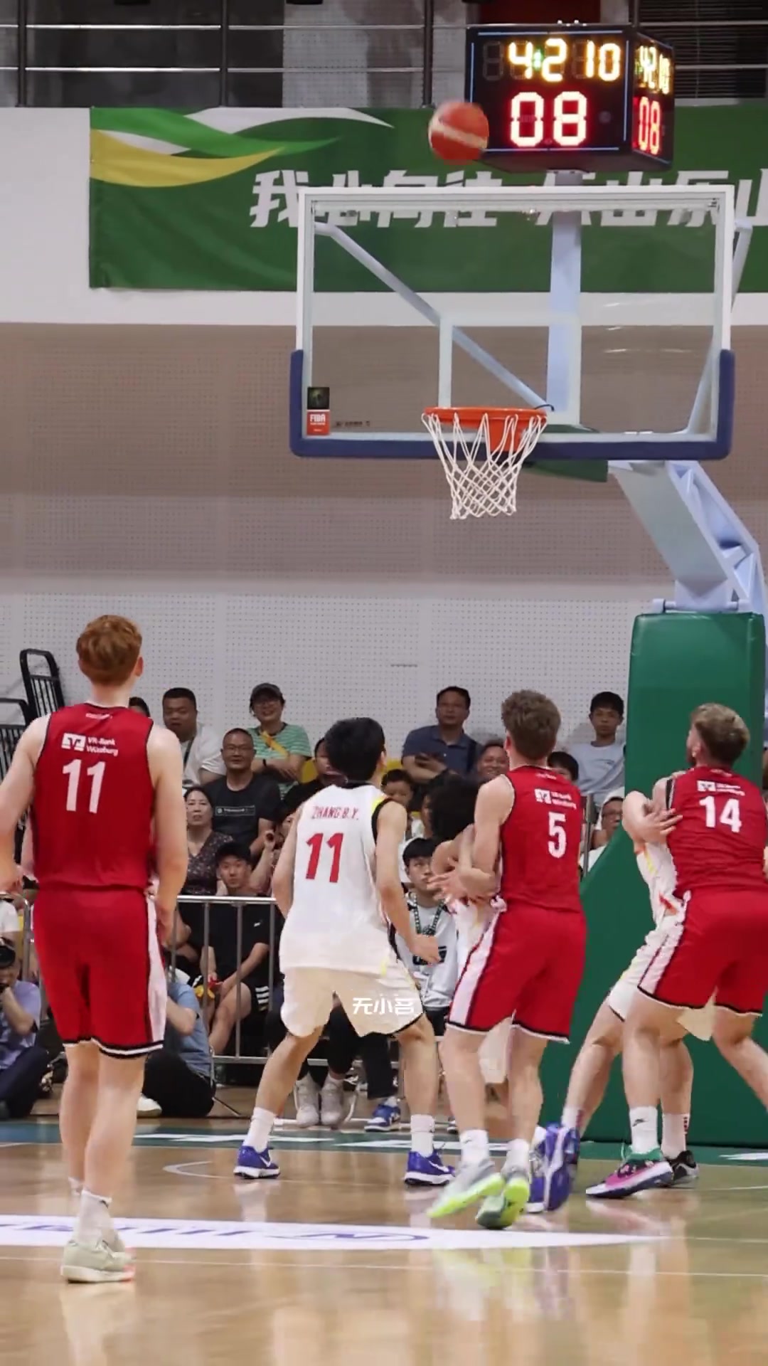 直接化身直升机混血球员朱正抢篮板的弹跳简直炸裂