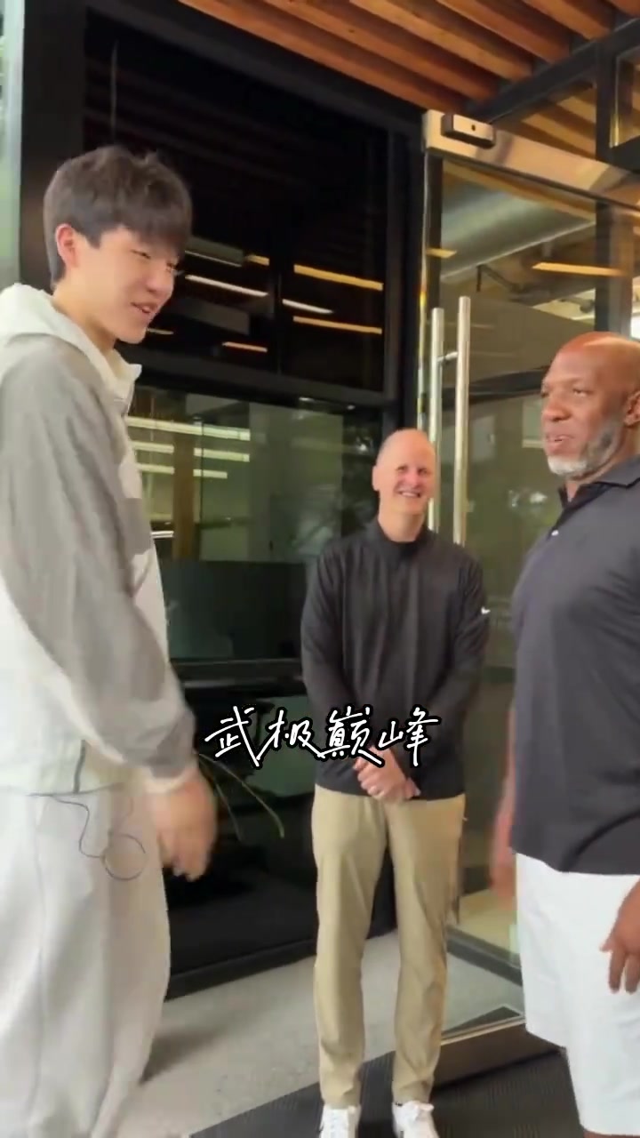 杨瀚森抵达开拓者之后 和工作人员寒暄过后先干饭哈