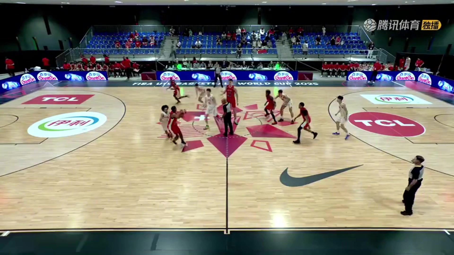 恐怖郇斯楠在2米33的加拿大中锋身边看着也好小一只啊