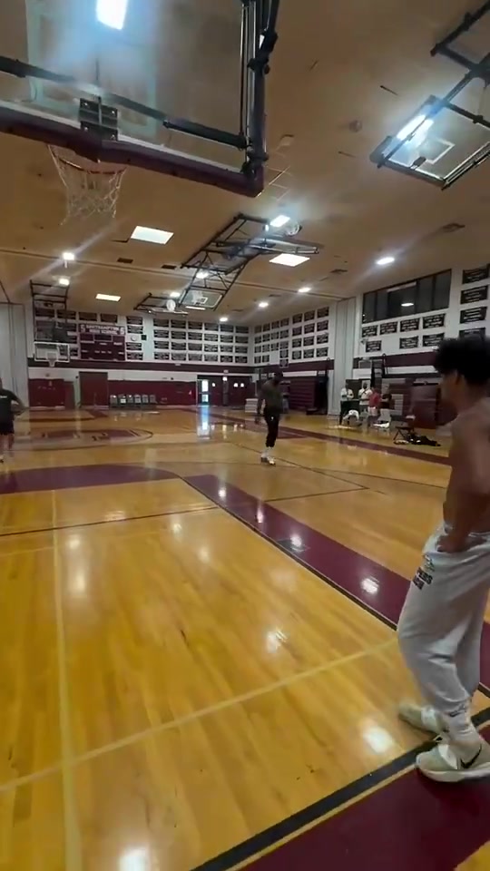 执行下赛季合同40岁的詹姆斯休赛期依旧挥汗如雨