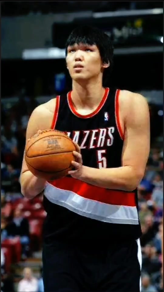 长得像吗网友晒韩国中锋河升镇小杨加盟开拓者让我想起他了