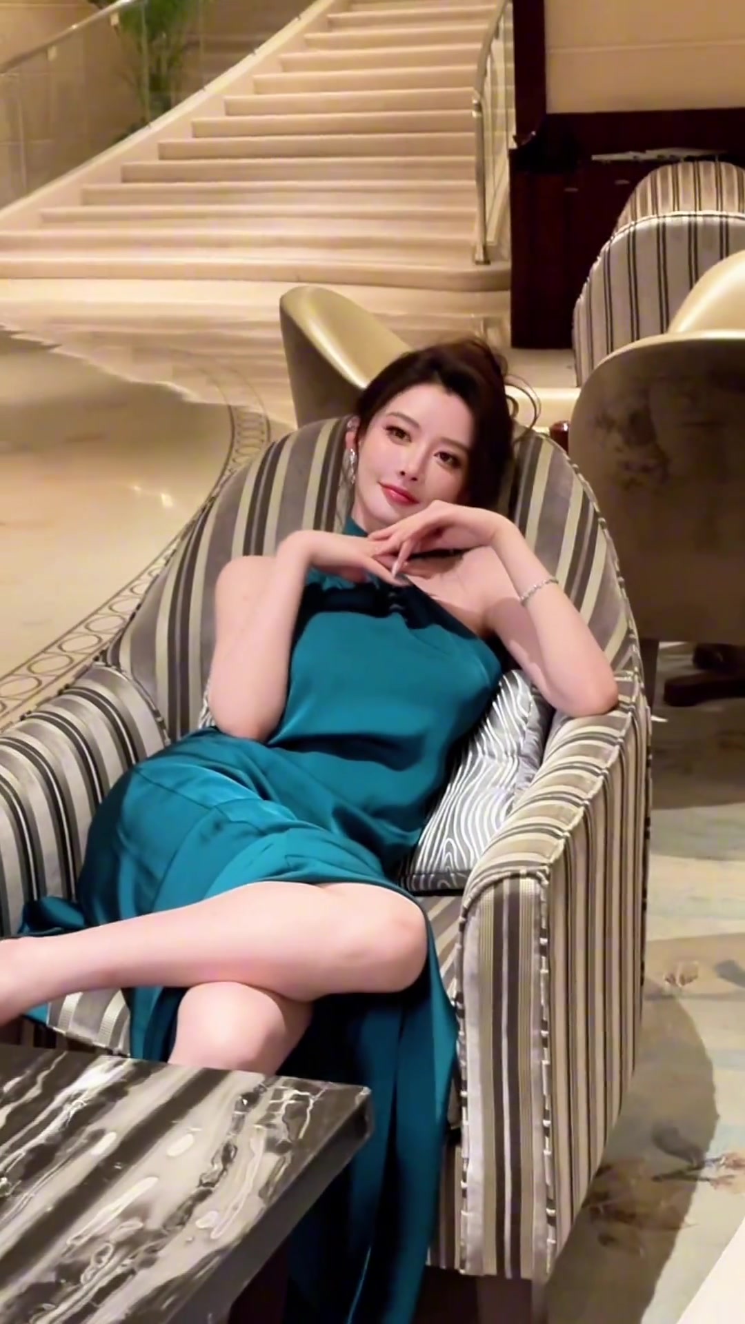 确实是美啊美女詹密周麟嘉身穿一件蓝色长裙往沙发上一坐