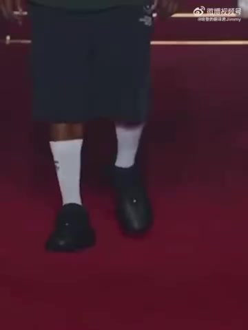 哈登走秀你们见过吗这个样子未免也太笨重了