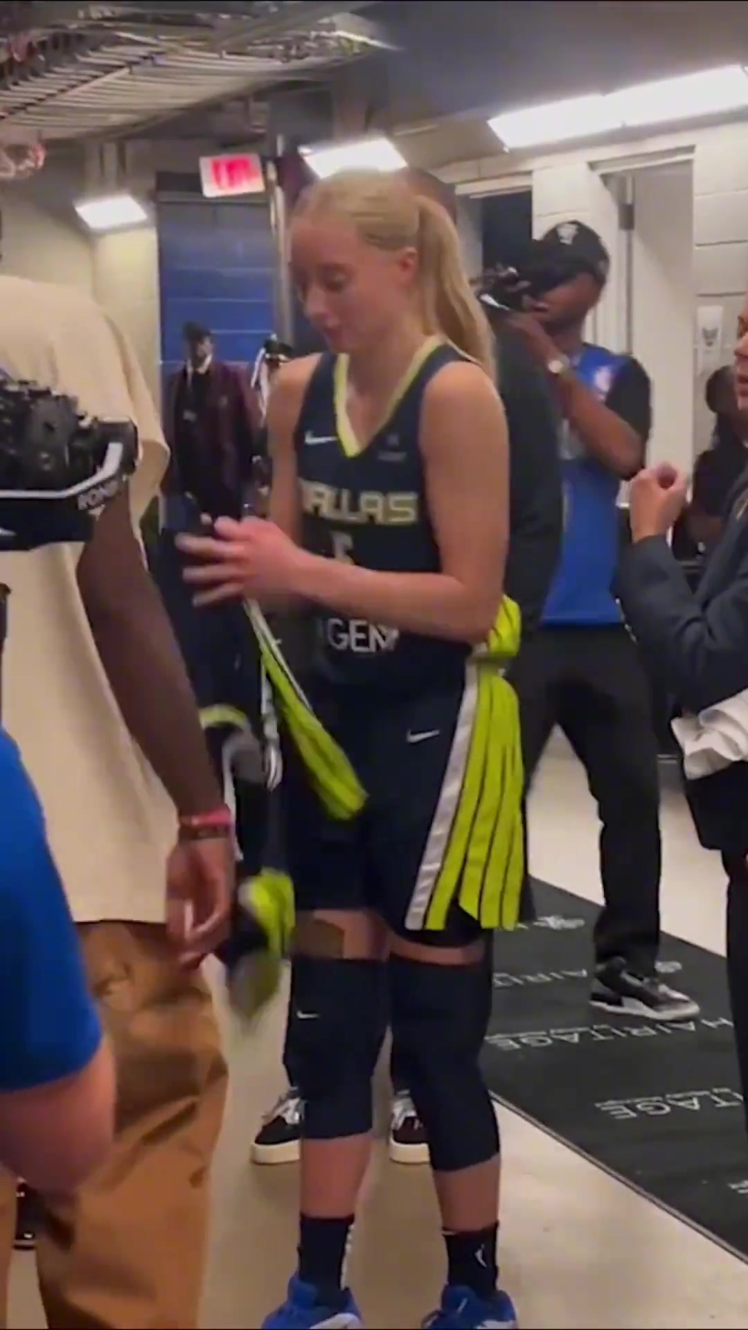 欧文带女儿观看佩奇的比赛赛后佩奇给欧文签名合影