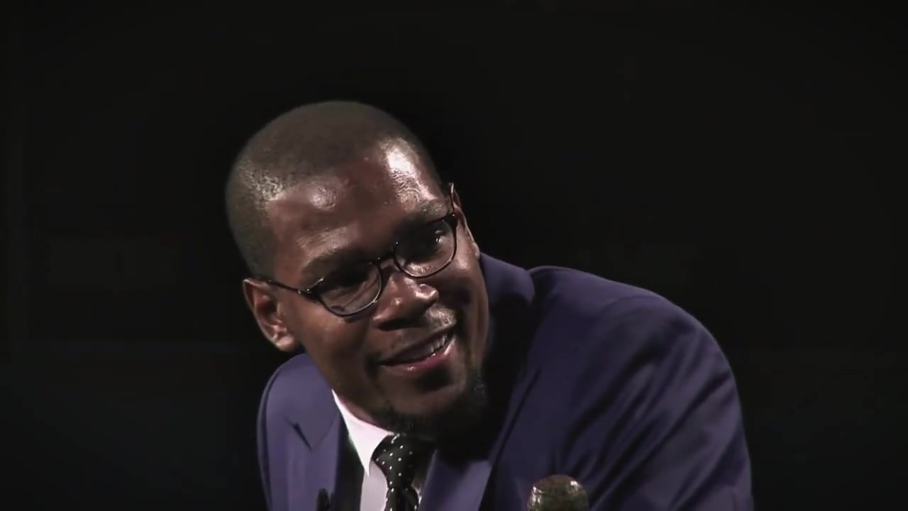 杜兰特当年MVP演讲时致敬威少我说他可以说一整晚