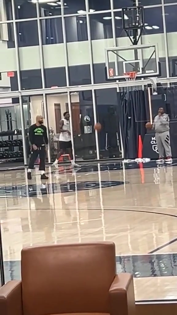 开玩笑还是生气了华子训练师暴怒摔球