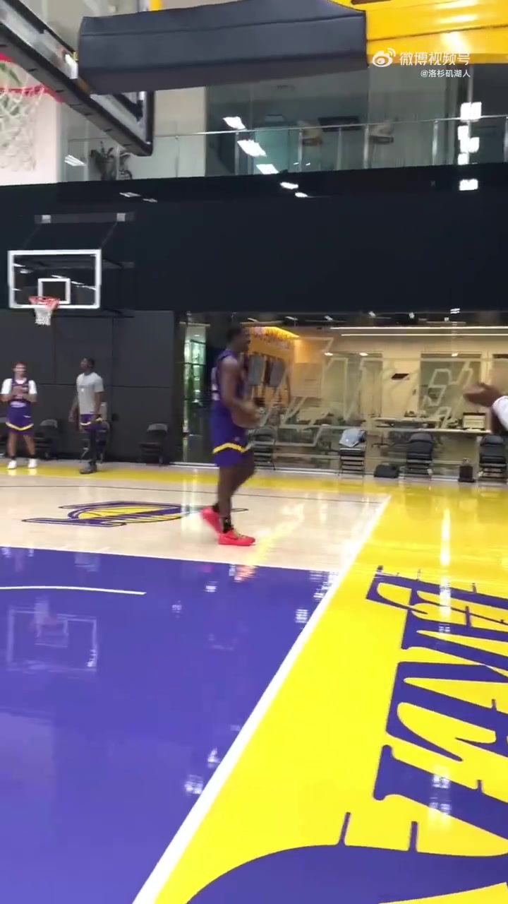 虎父无犬子布朗尼训练秀滑翔劈扣克内克特都惊呆了