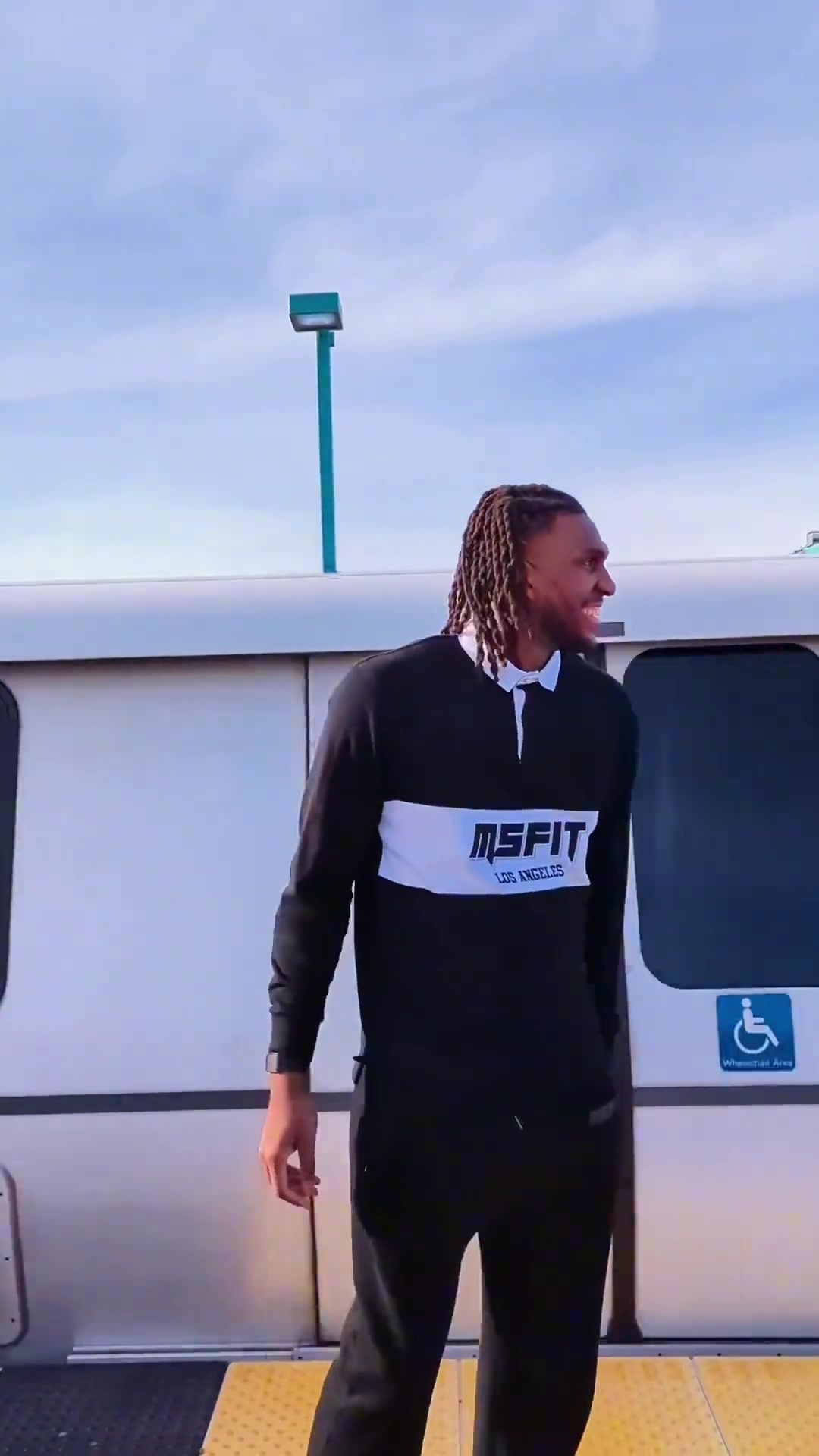 再见了湾区卢尼与新东家鹈鹕正式签约