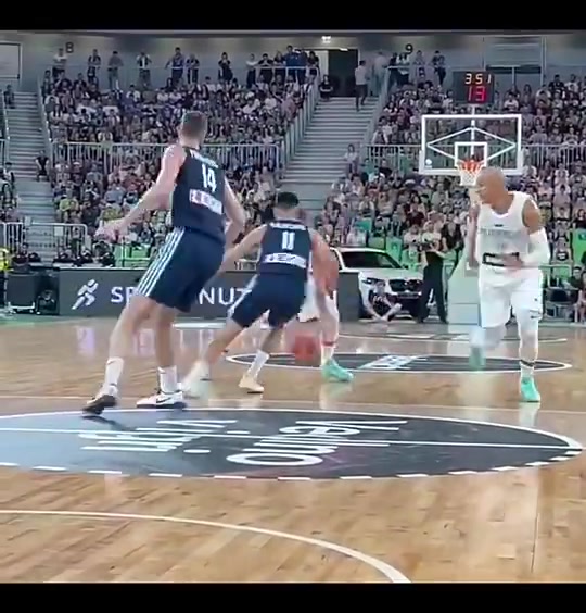 杀人诛心东契奇将希腊球员撞倒后停下看了一眼才选择出手