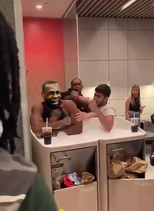 国外球迷恶搞当詹姆斯上篮时你可以这样防他