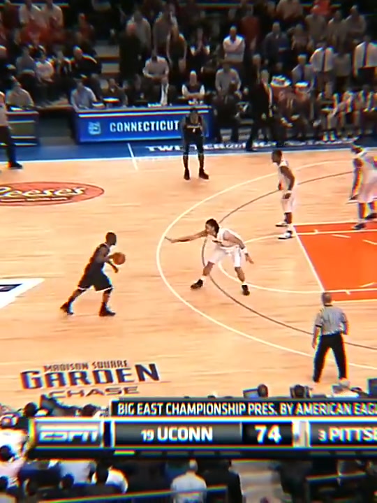 名场面肯巴-沃克NCAA超级后撤步晃倒对手命中绝杀