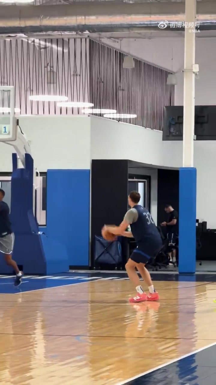 明天将战布朗尼状元弗拉格训练投篮挥汗如雨这出手动作如何