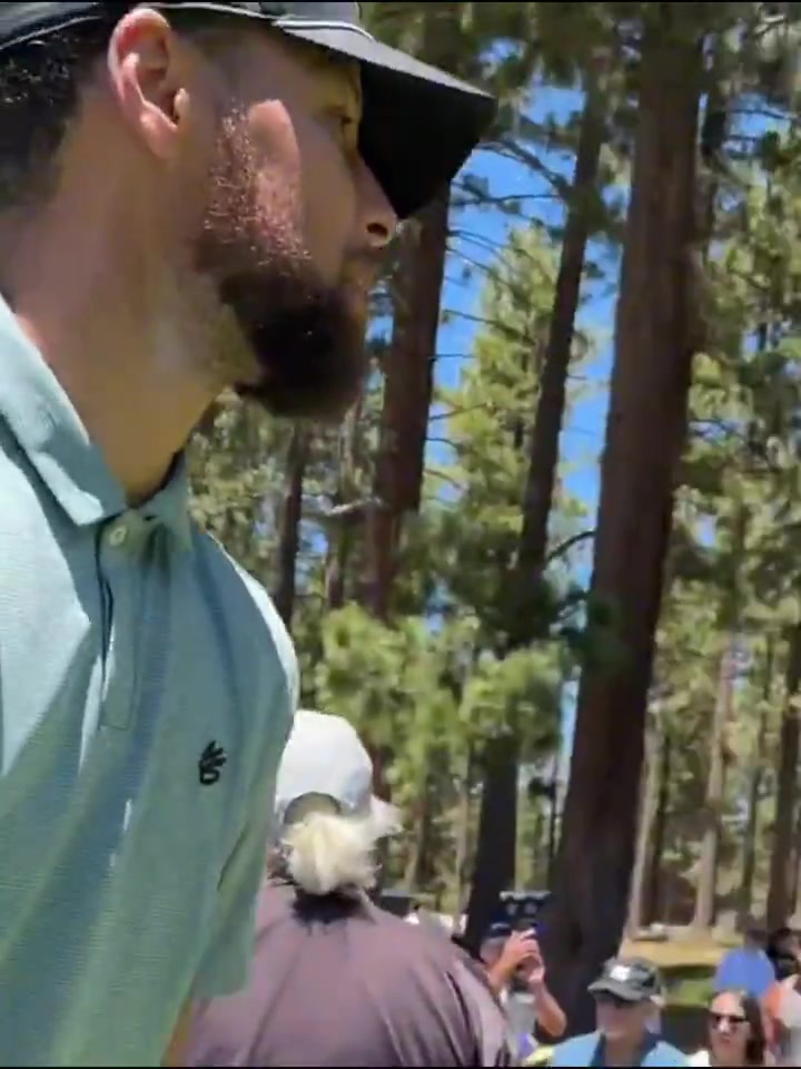 库里打高尔夫球....场内场外尽显风范