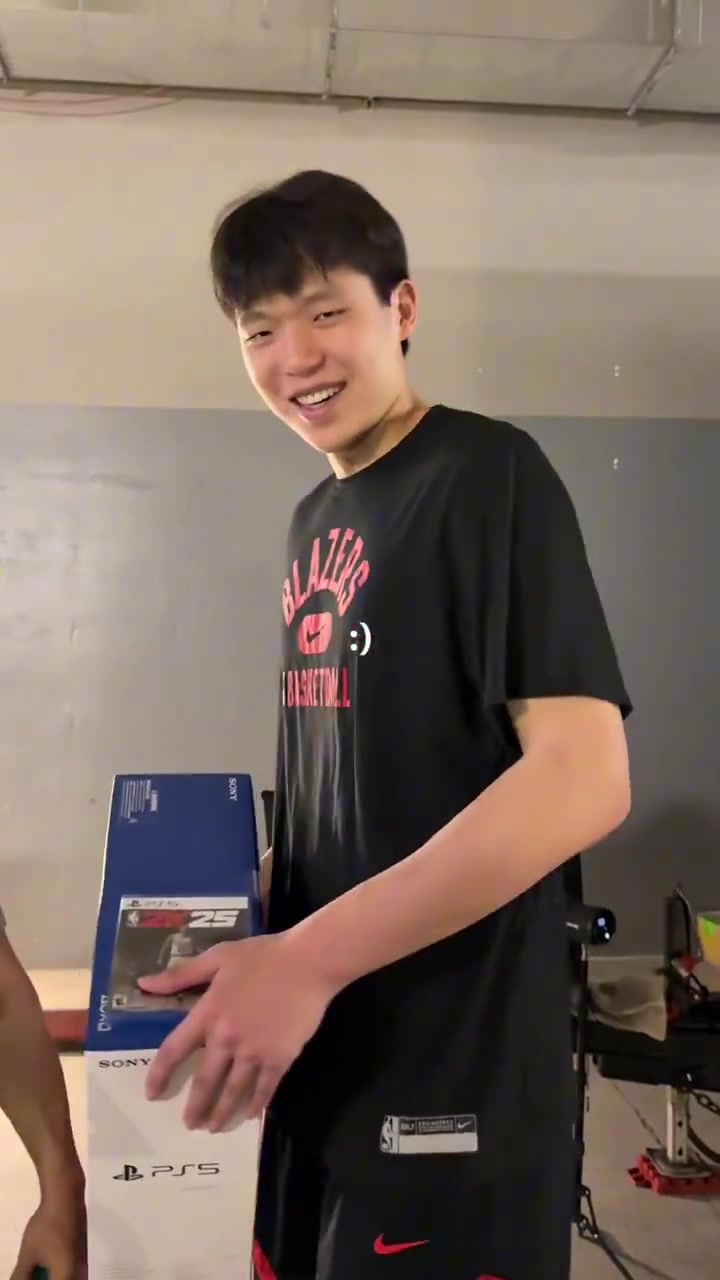 年轻人爱打游戏杨瀚森收获礼物PS5开心地抱着炫耀了一路