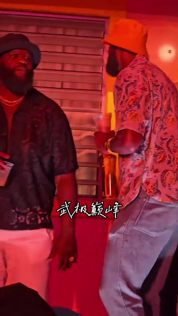 嗨起来詹姆斯和追梦-格林一块喝酒狂欢