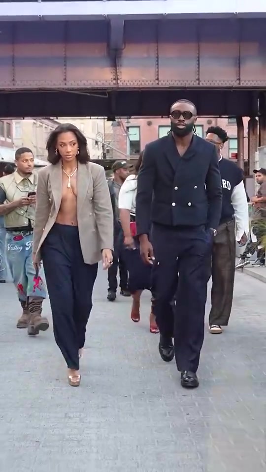 这我能看吗杰伦-布朗女友着装这么大胆竟如此性感上阵