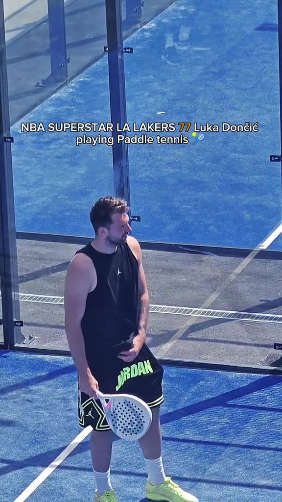 东契奇玩匹克球这体型变化真的大看来夏天减肥很成功