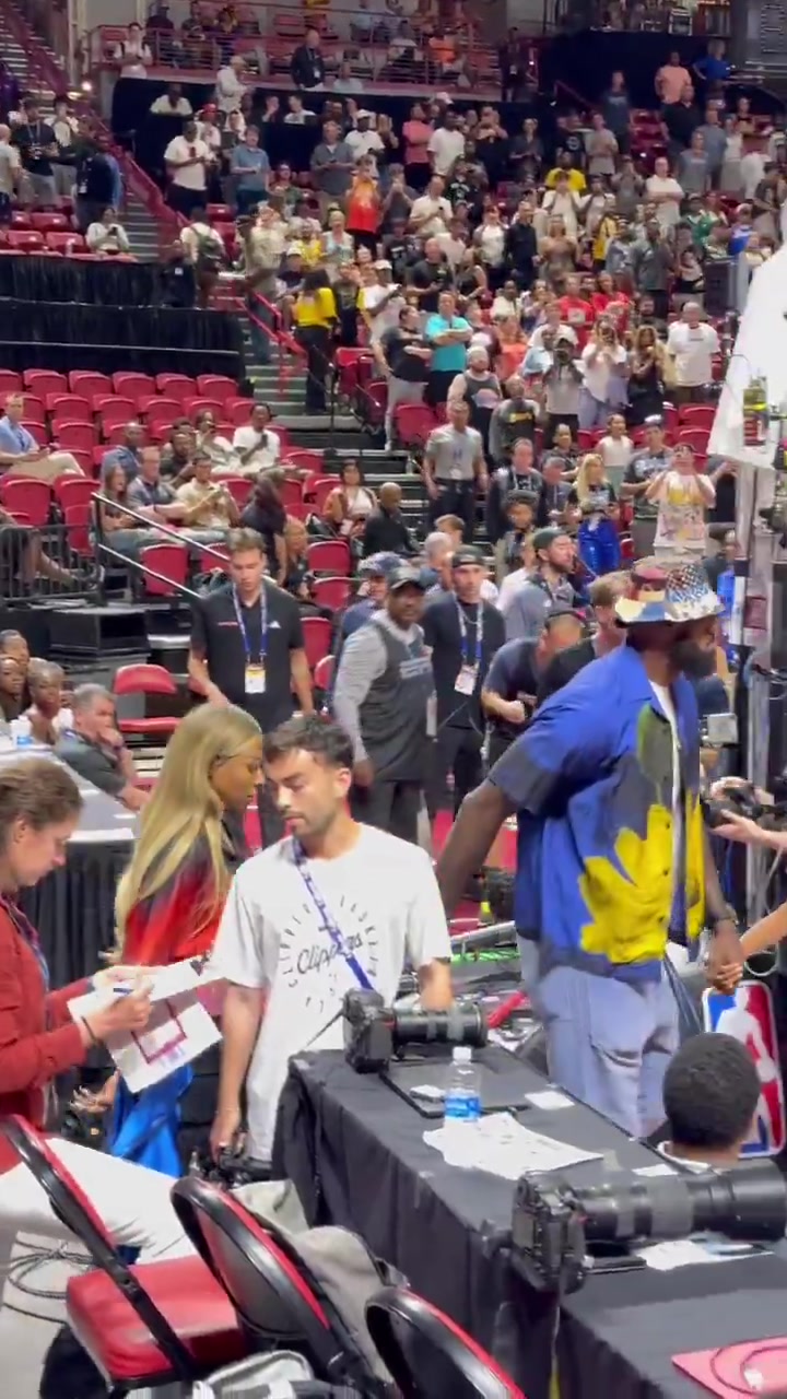 心系儿子布朗尼詹姆斯再度现场观战夏联牵着詹嫂女儿进场