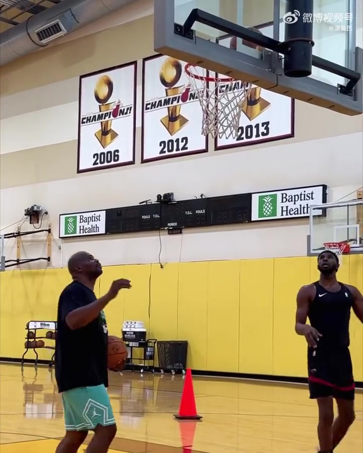 维金斯开启个人训练墙上三面热火总冠军旗帜相当显眼