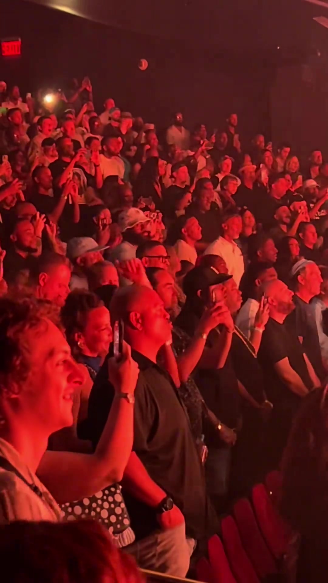 詹姆斯现身拉斯维加斯观看正宗美式说唱