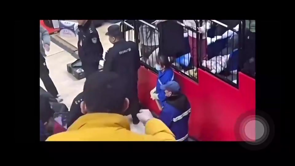 杨瀚森此前在CBA受伤时离场遭球迷辱骂CNM死去吧