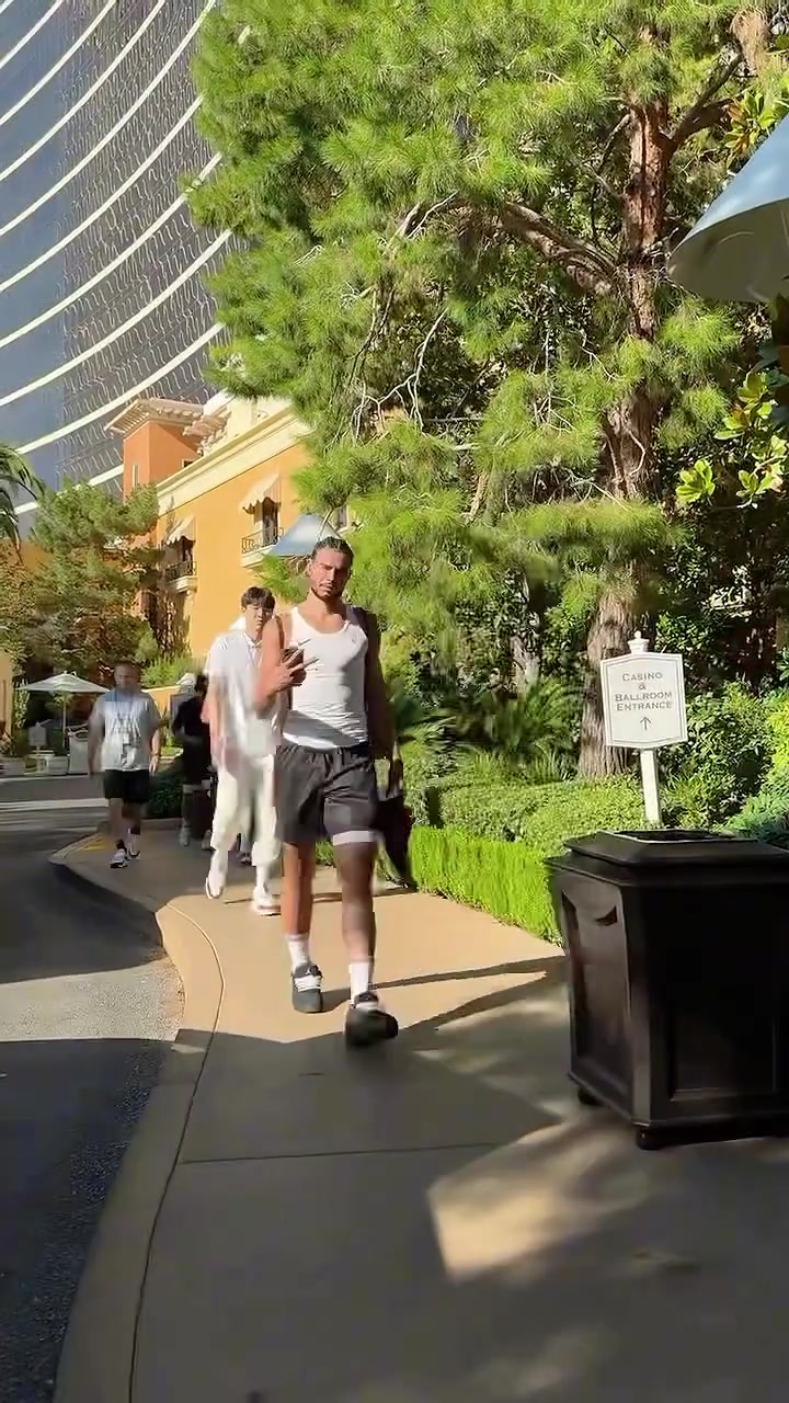 还没回国杨瀚森依然随队到场 一身便装休闲观战