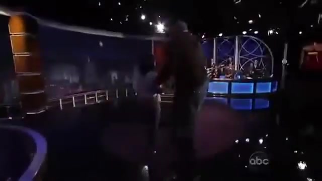 奥尼尔前妻当年背着300斤的鲨鱼上台 刚走两步就被压塌了