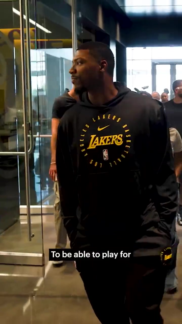 新援来了斯玛特抵达湖人报道参观球队基地