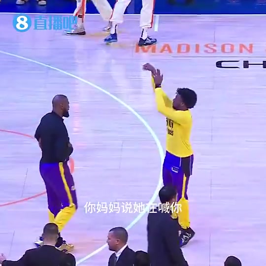 对队友母亲太过熟悉布朗尼正在投篮詹姆斯走过来提醒你妈找你
