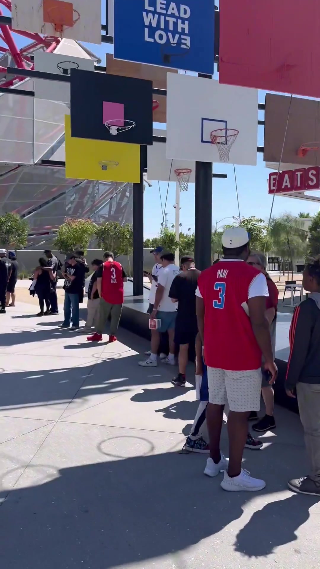 老炮人气依旧快船球馆外球迷排起长龙都在等待见保罗一面