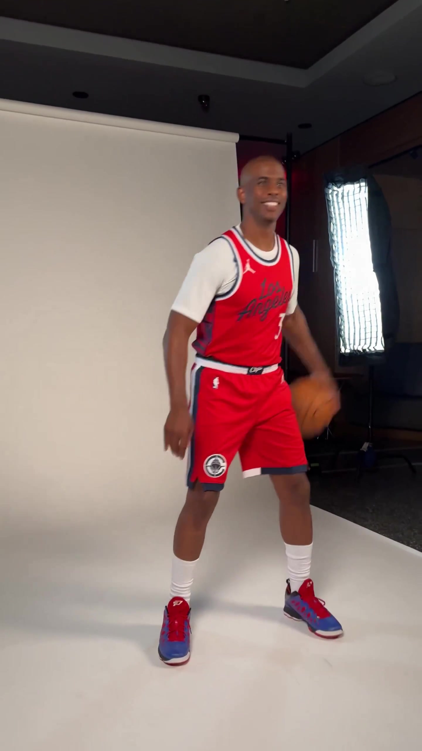 重返老东家真的很开心保罗拍摄快船定妆照时咧嘴大笑