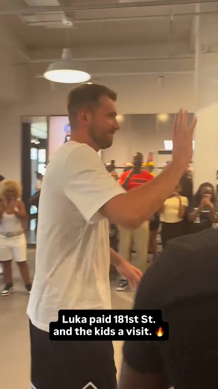 东契奇现身纽约参加活动近距离观看真的瘦了好多 期待新赛季了