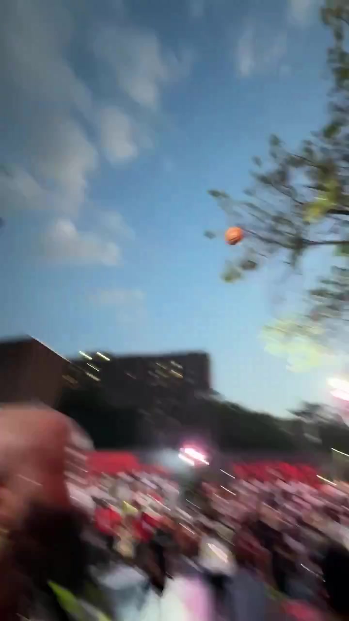 驾轻就熟东契奇现场表演坐投三分一击即中仔细看真瘦了一圈