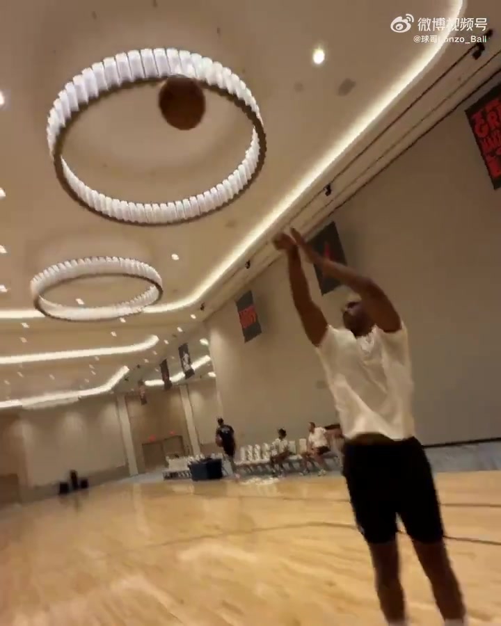 老炮还有多少油保罗在拉斯维加斯精英训练营之前进行了晨练