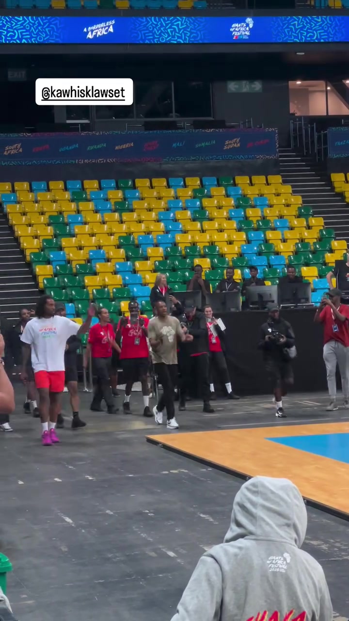 小卡现身非洲参加活动这发型看起来相当狂野啊