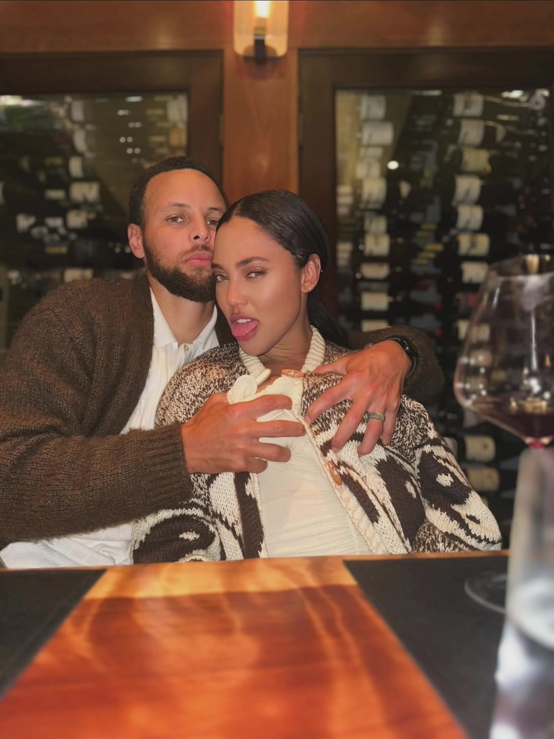 老夫老妻秀恩爱阿耶莎晒照庆祝结婚14周年库里这手放哪呢