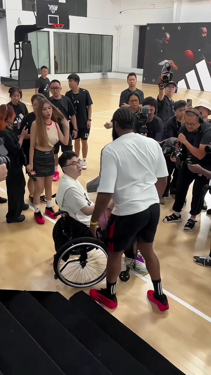 哈登中国行再见郝同学并送上拥抱 此前曾为郝同学支付枪击医疗费