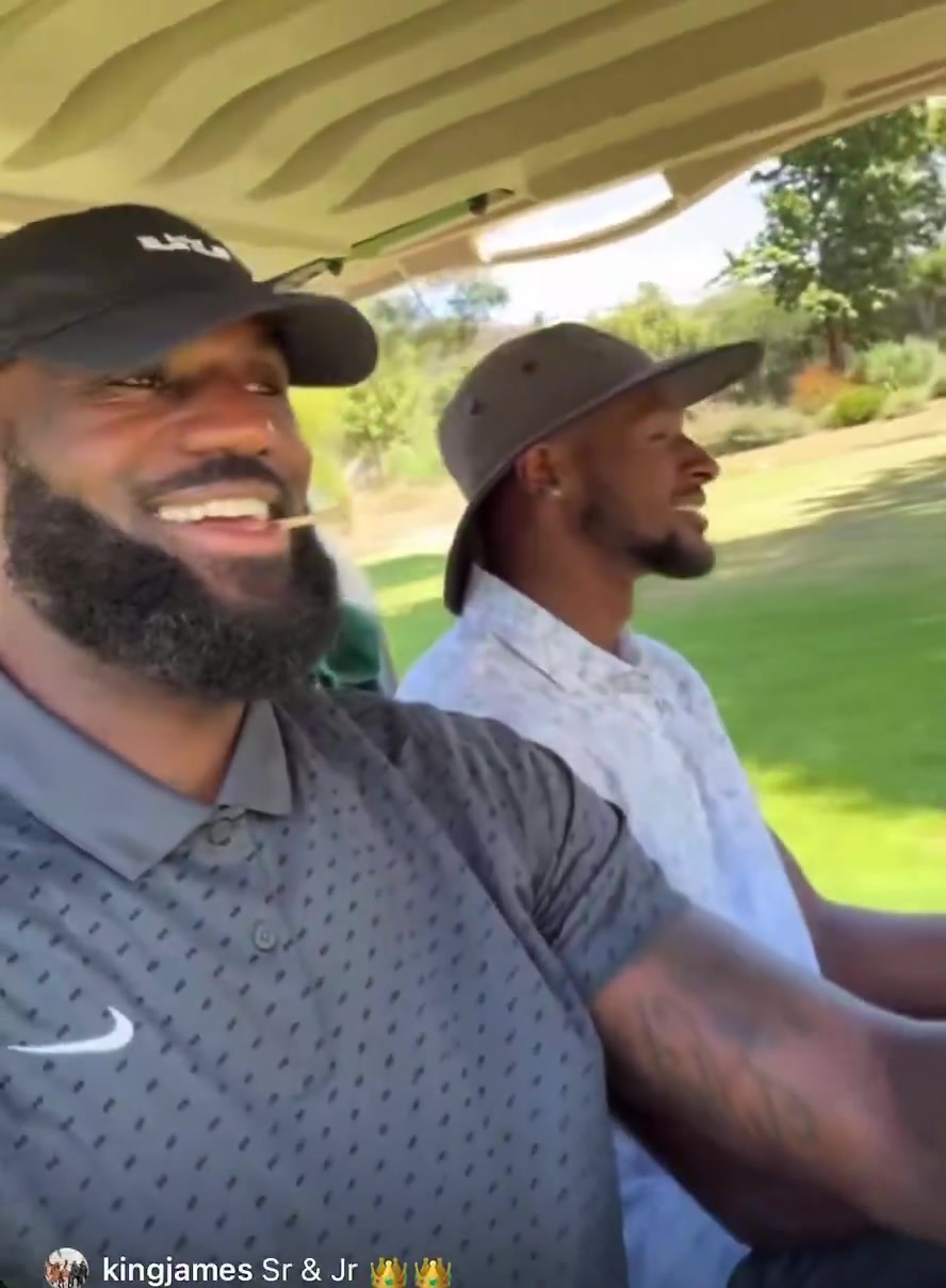 休赛期享受生活老詹和队友布朗尼一起去打高尔夫