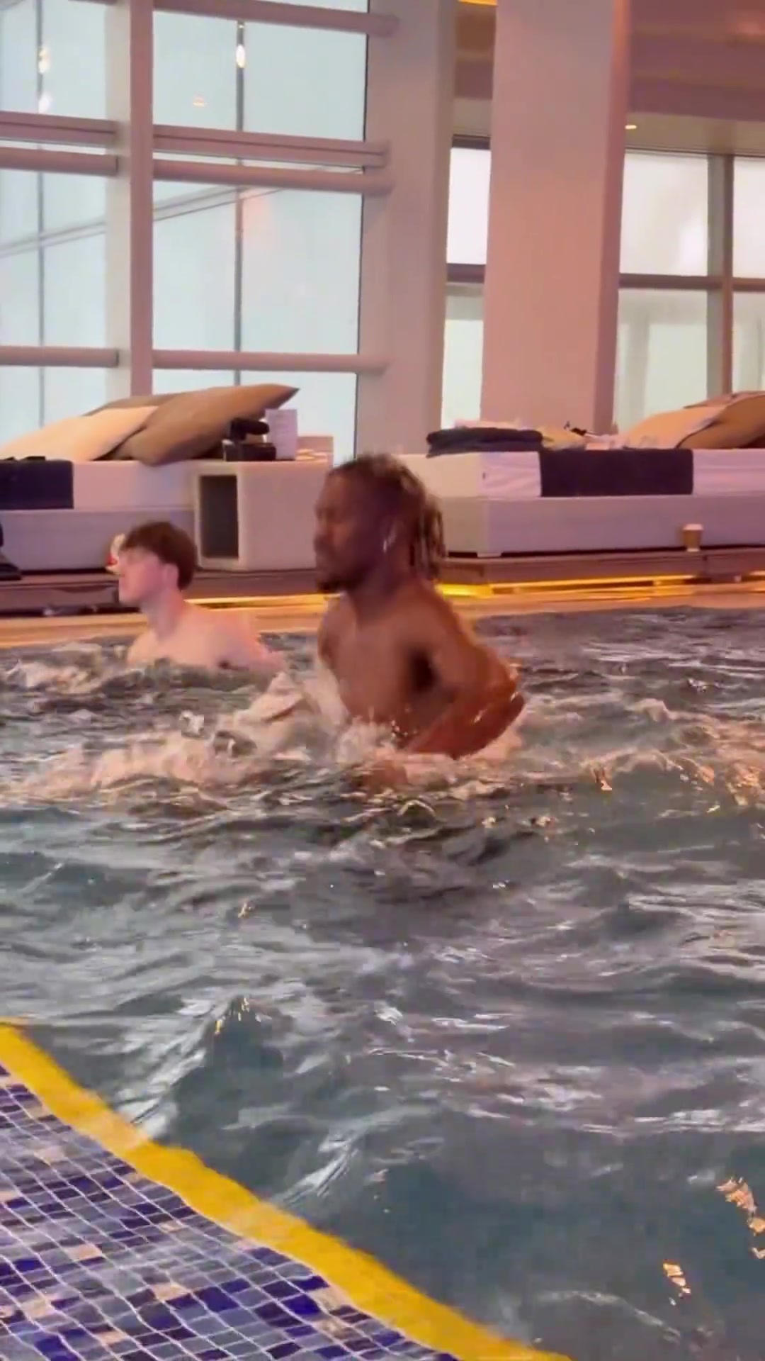 对得起5千万年薪巴特勒中国行期间早起到泳池锻炼身体