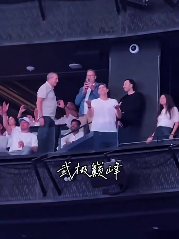 卢卡这地位稳了佩总带着湖人球员陪着东契奇观看后街男孩演唱会
