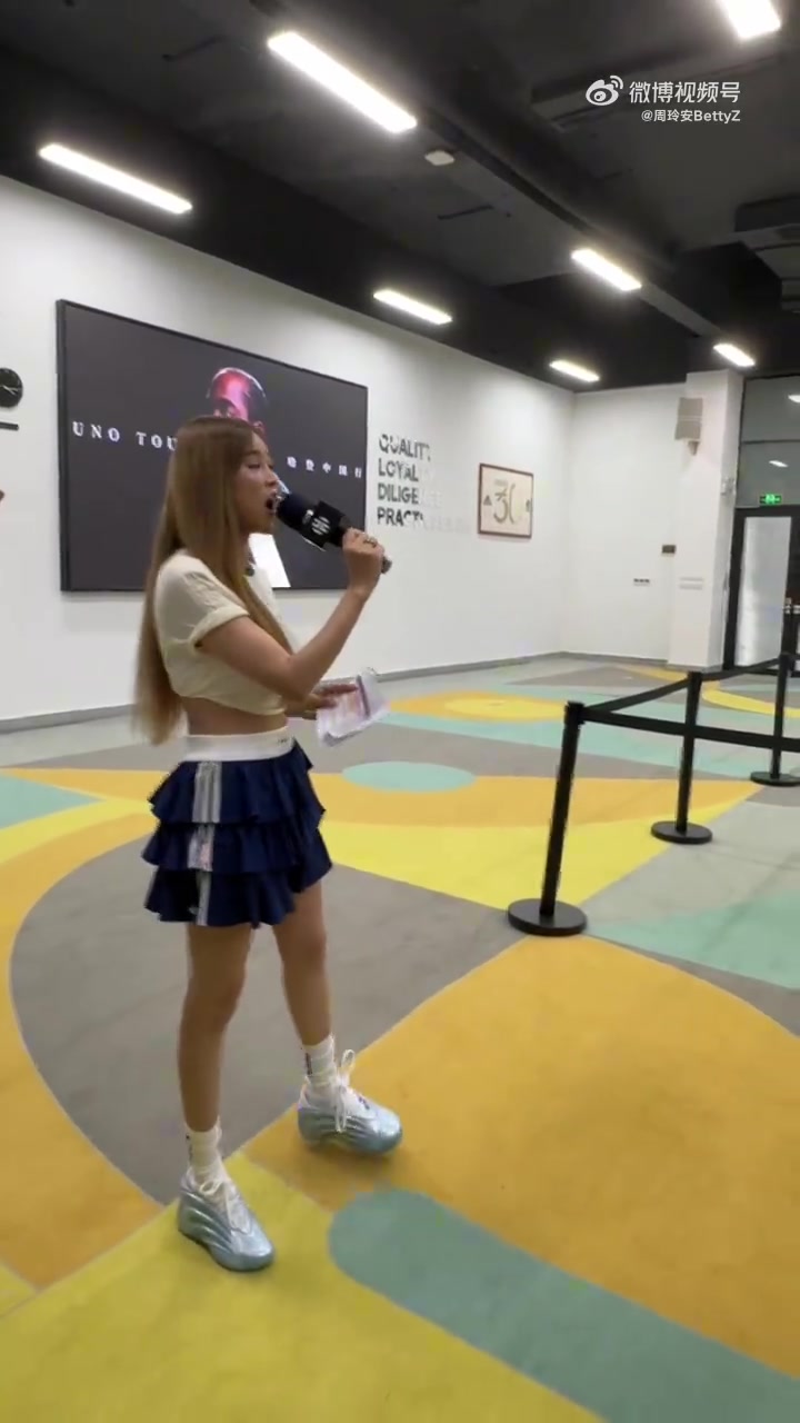 哈登来到广东清远鞋厂 近距离了解个人球鞋诞生全过程