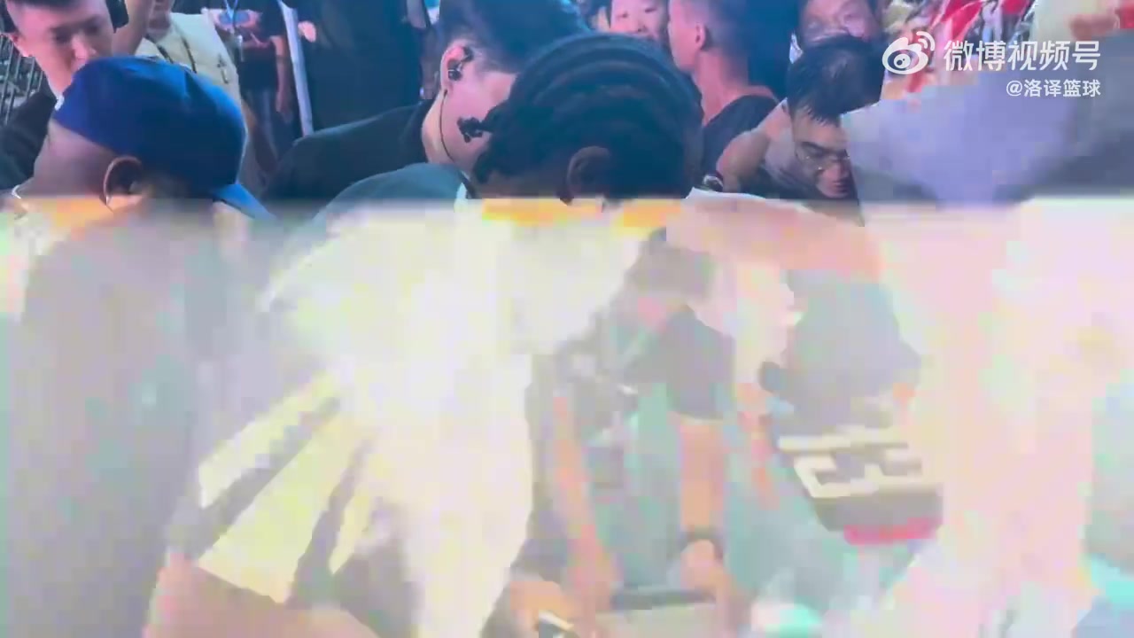 招人爱是有原因的哈登冒雨为场边球迷耐心签名球迷高喊MVP