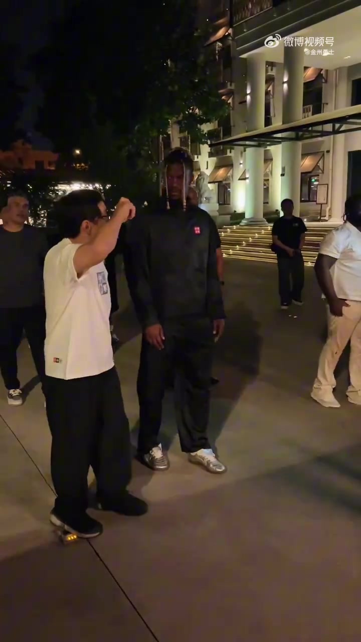 巴特勒追星功夫传奇成龙成功并赠予大哥10号勇士球衣