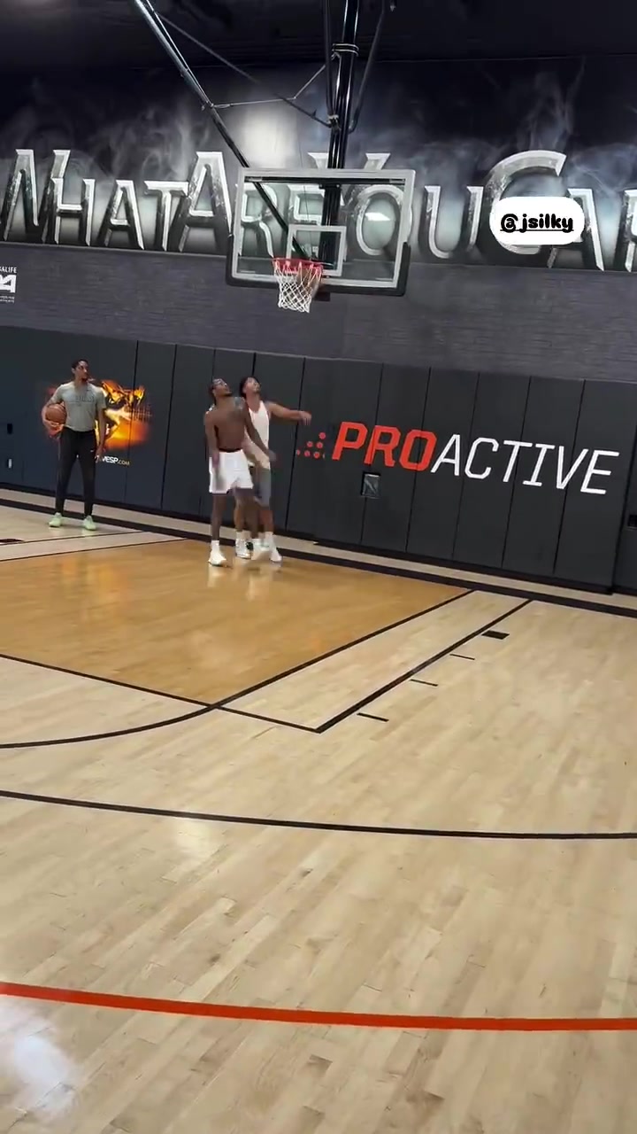 身材吃亏杰伦-格林与朱赞单挑被朱赞强行碾至篮下得分