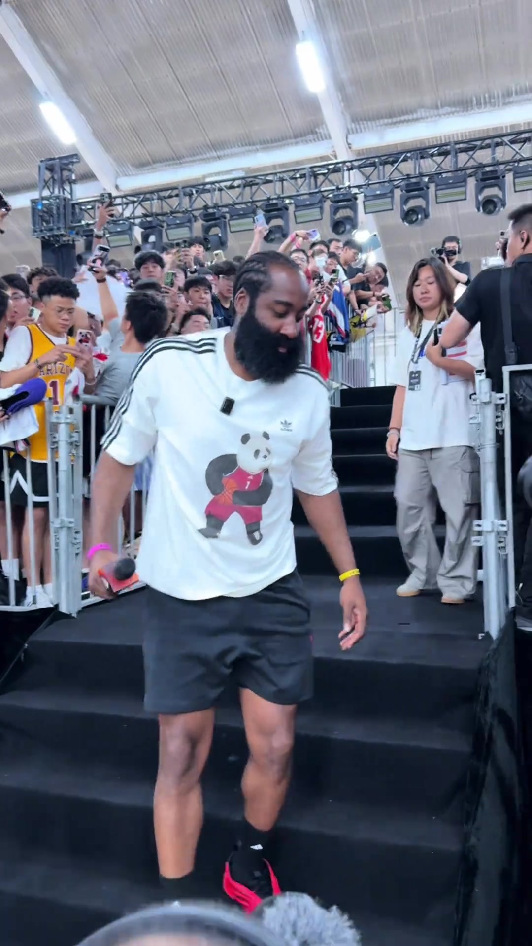 哈登与枪击案幸存留学生重逢