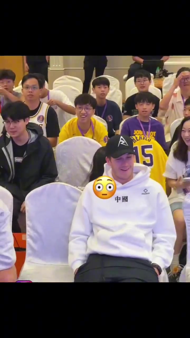 女球迷在里夫斯背后比心合影 把小里都给整害羞了